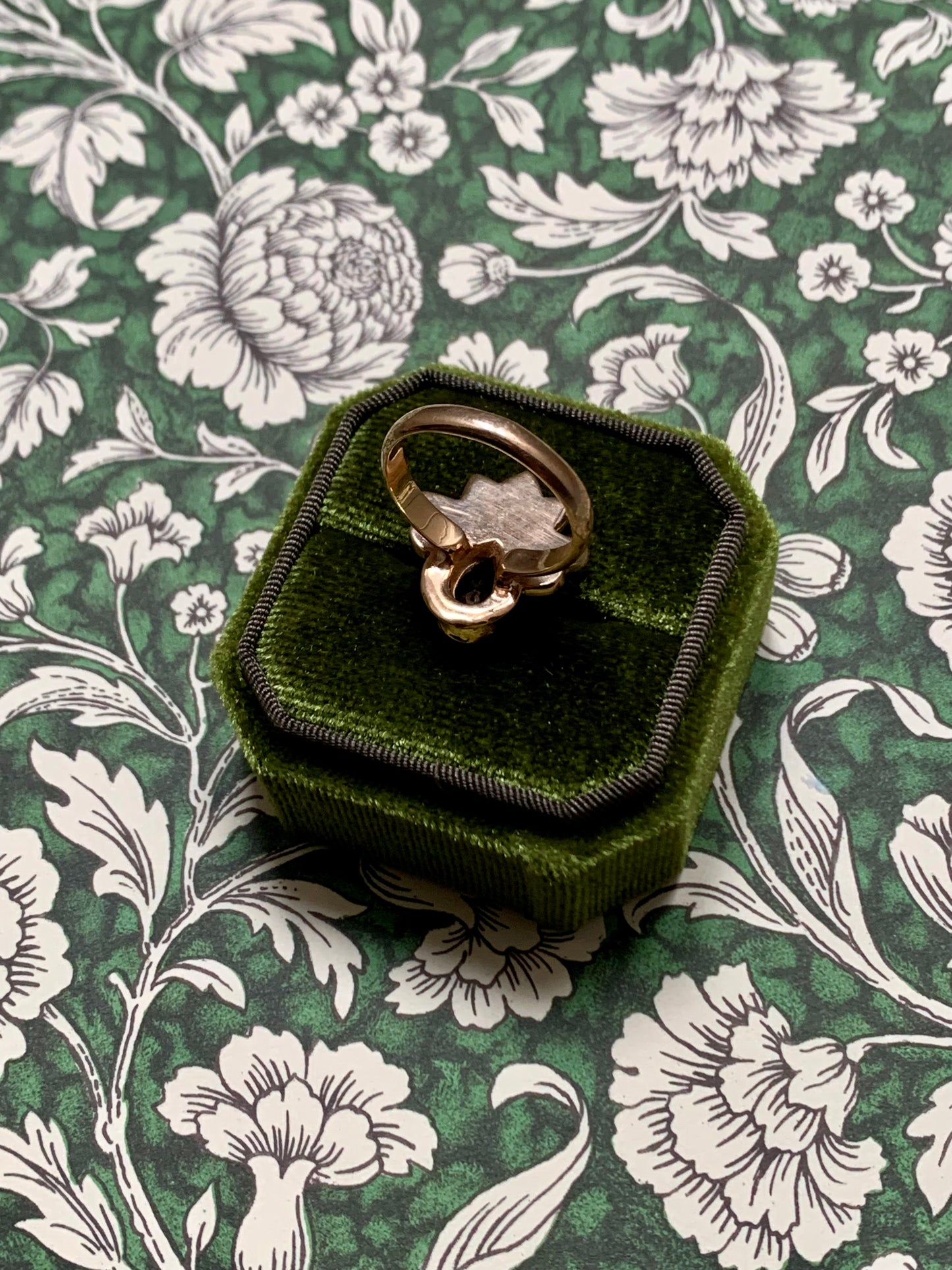 Anello "Pavone" con pietra nera