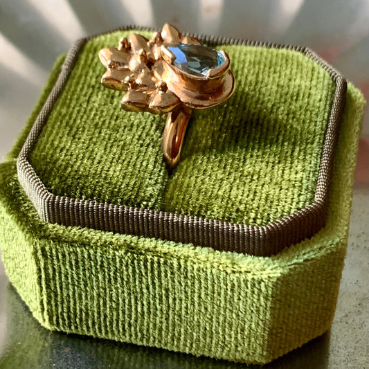 Anello "Pavone" con topazio sky