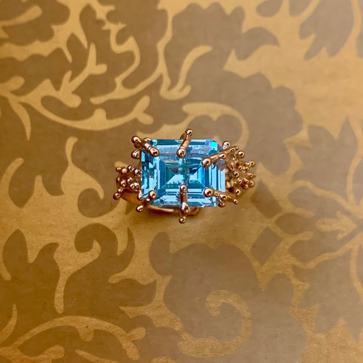 Anello regolabile "Ninetta" con pietra azzurro sky