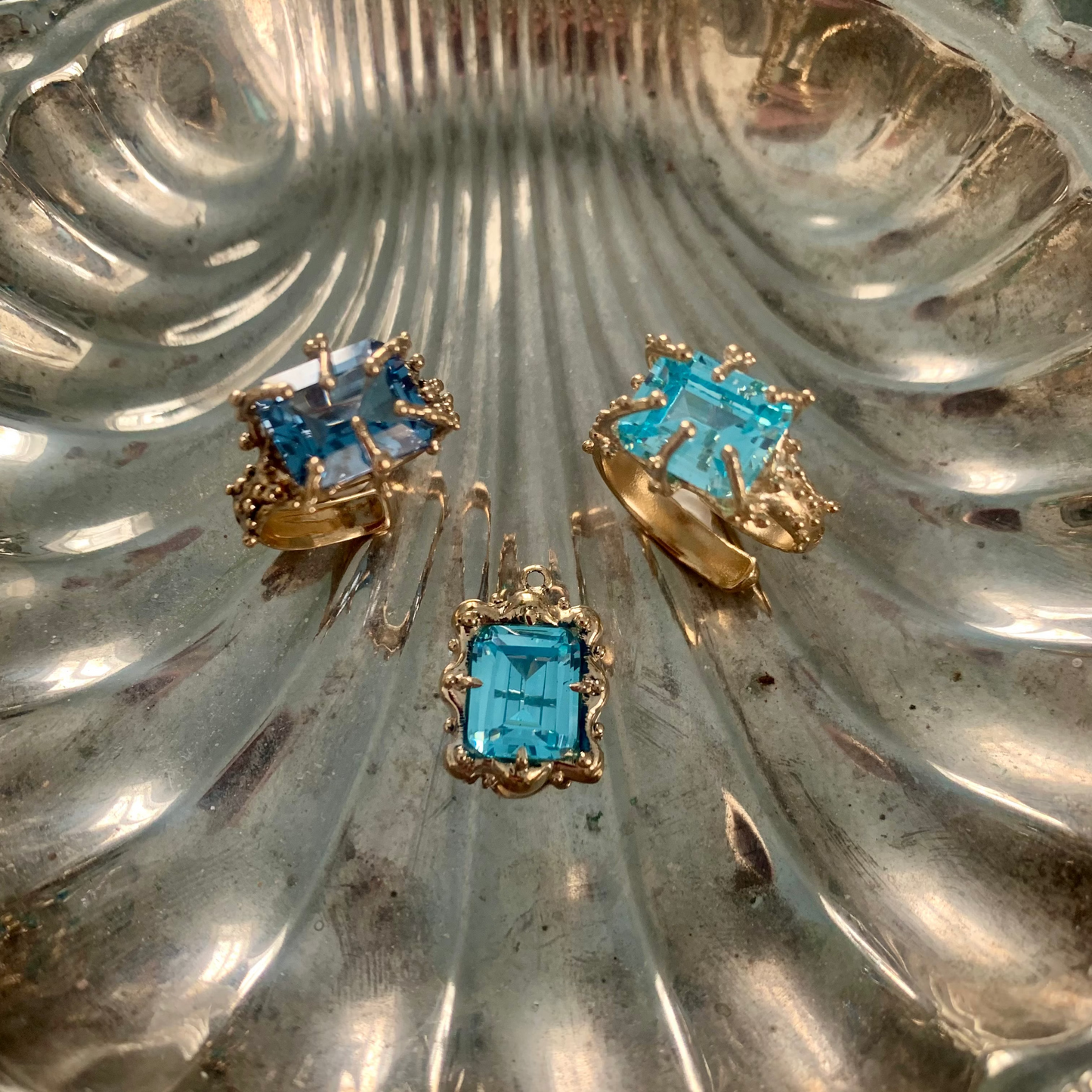Anello regolabile "Ninetta" con pietra azzurro sky