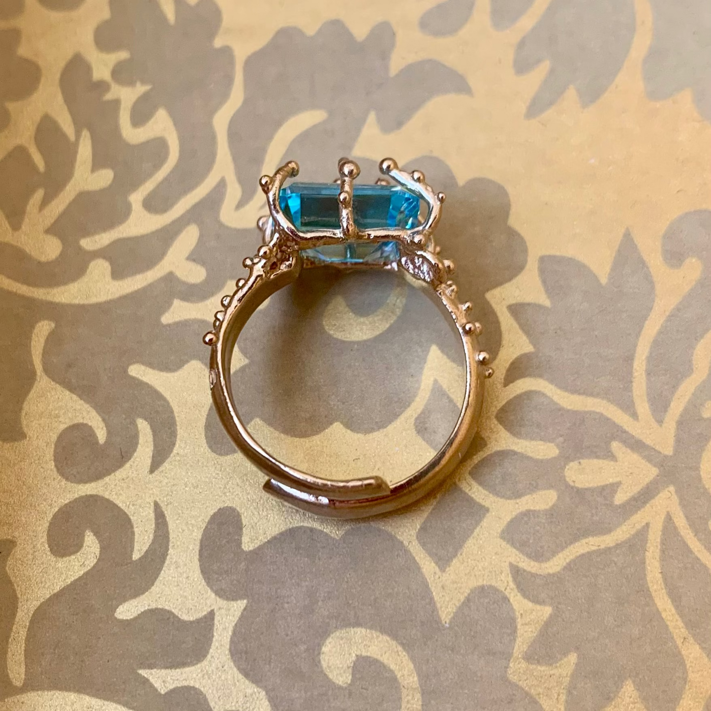 Anello regolabile "Ninetta" con pietra azzurro sky