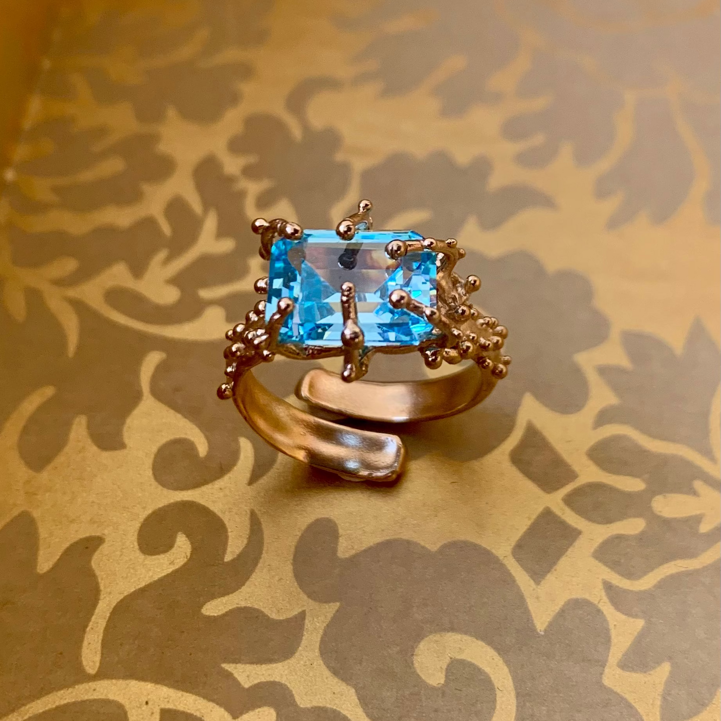 Anello regolabile "Ninetta" con pietra azzurro sky