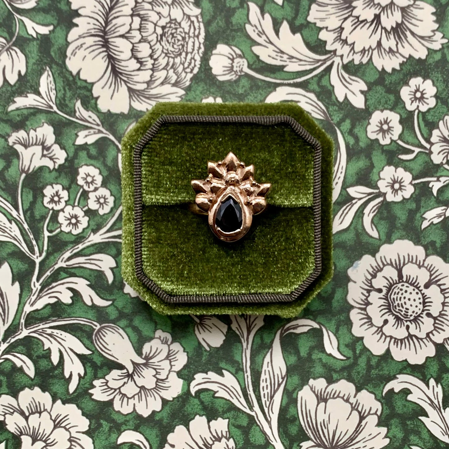 Anello "Pavone" con pietra nera