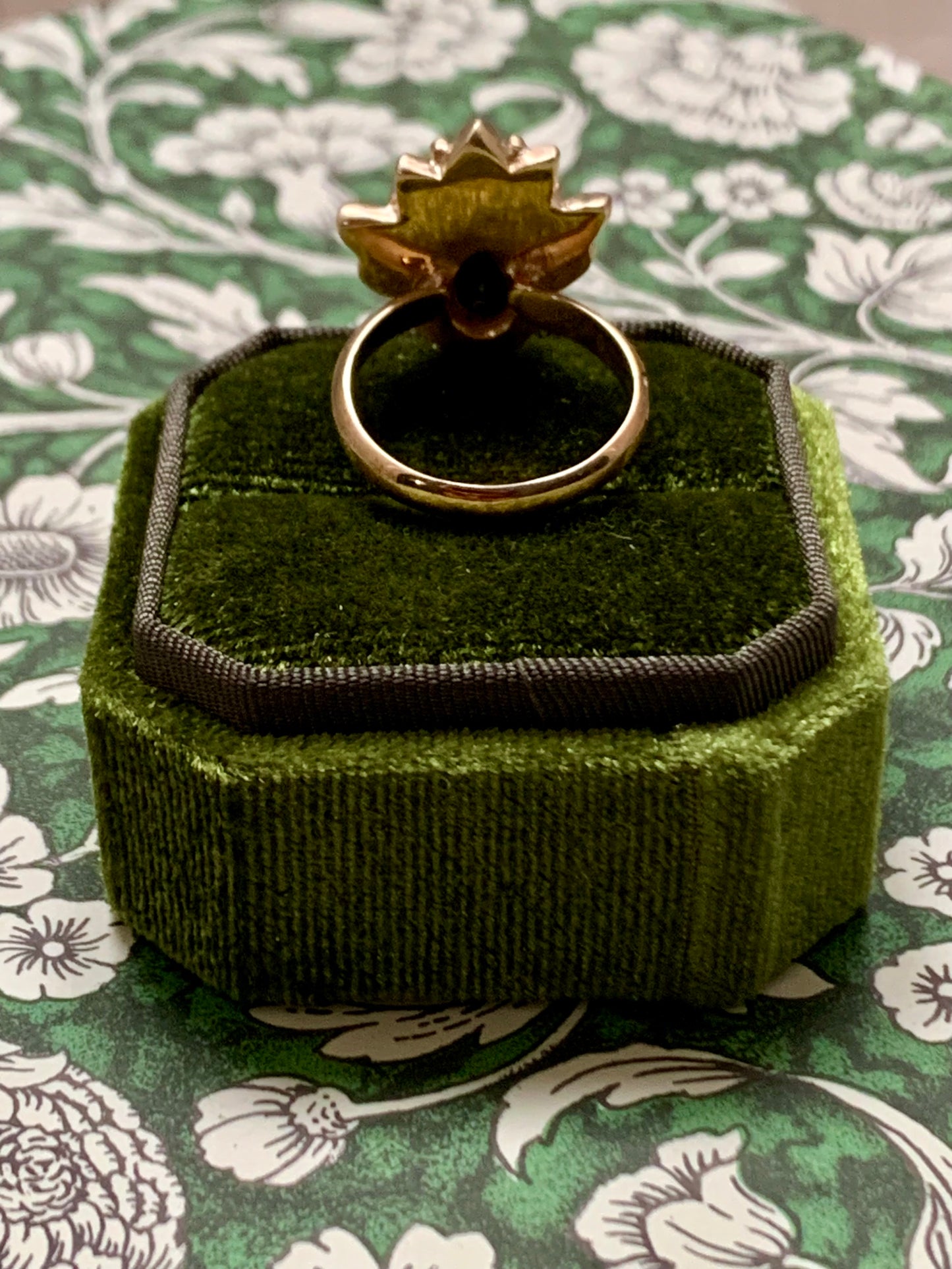 Anello "Pavone" con pietra nera