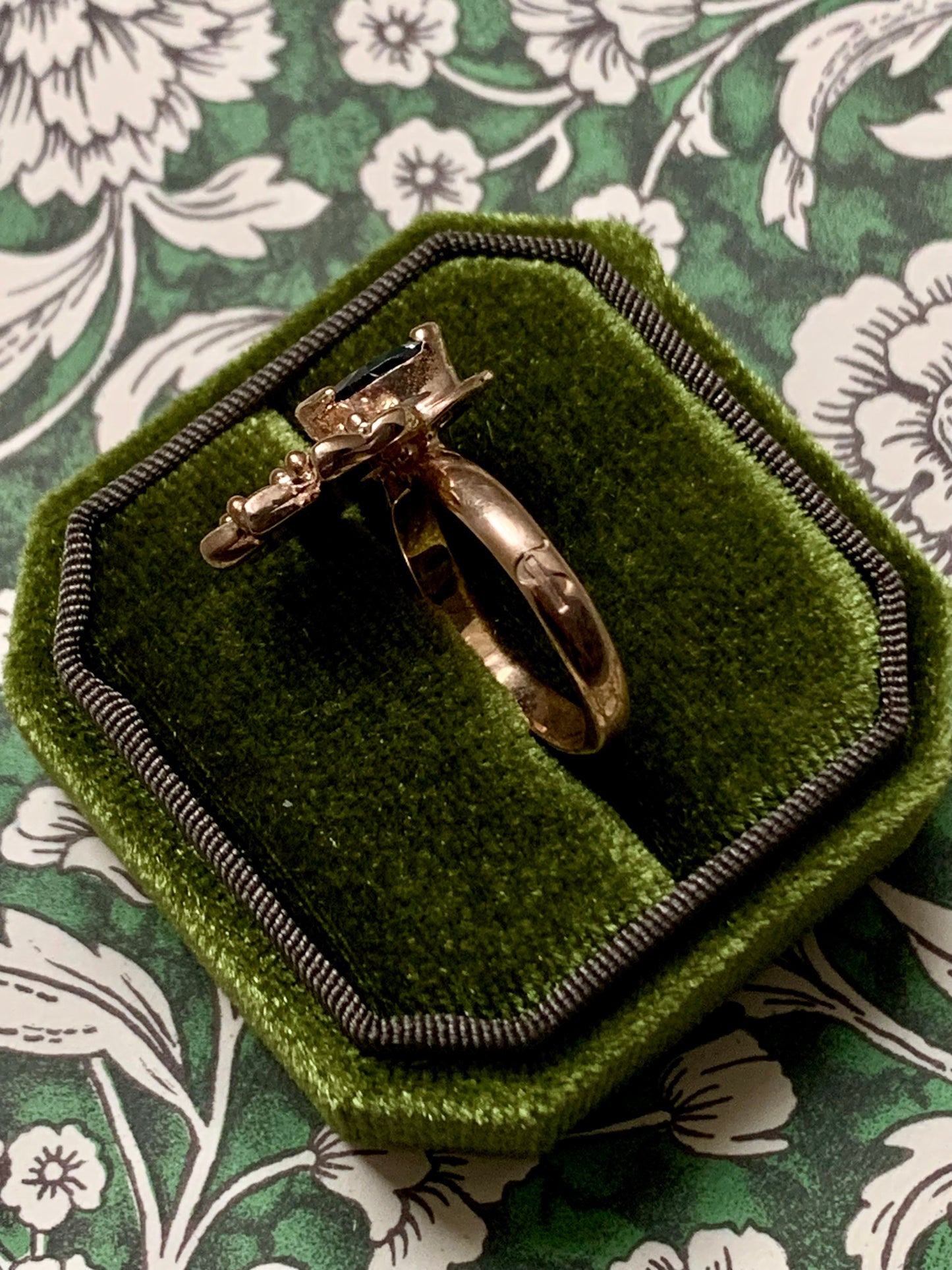 Anello "Pavone" con pietra nera