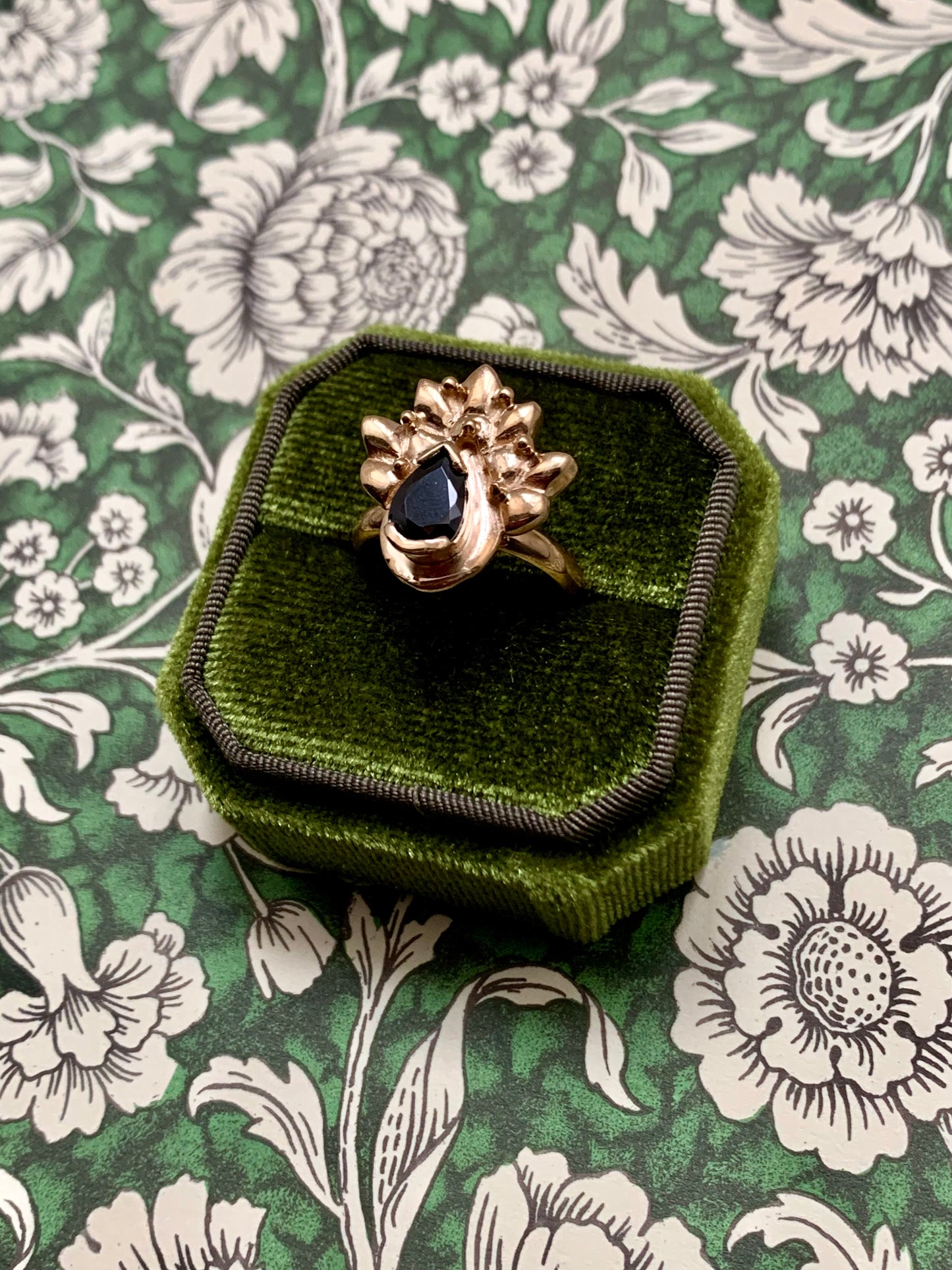 Anello "Pavone" con pietra nera