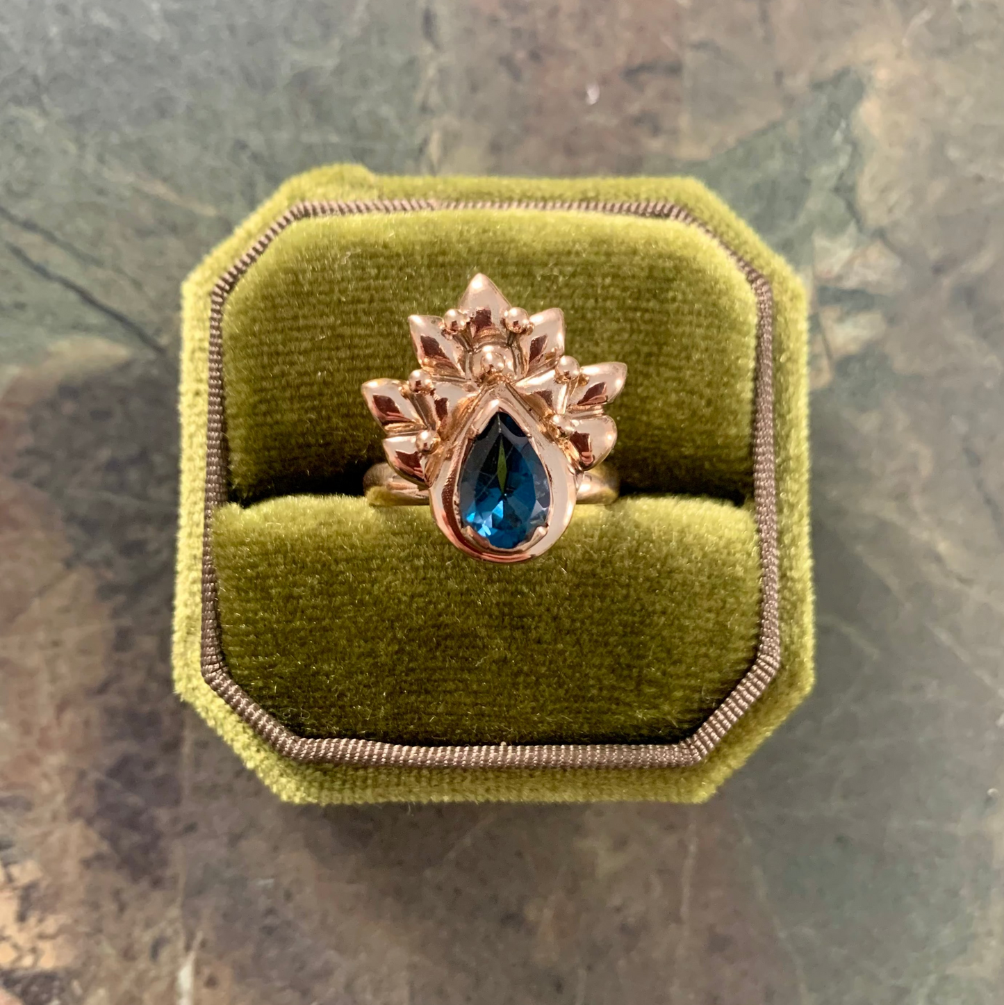 Anello "Pavone" con topazio blu London