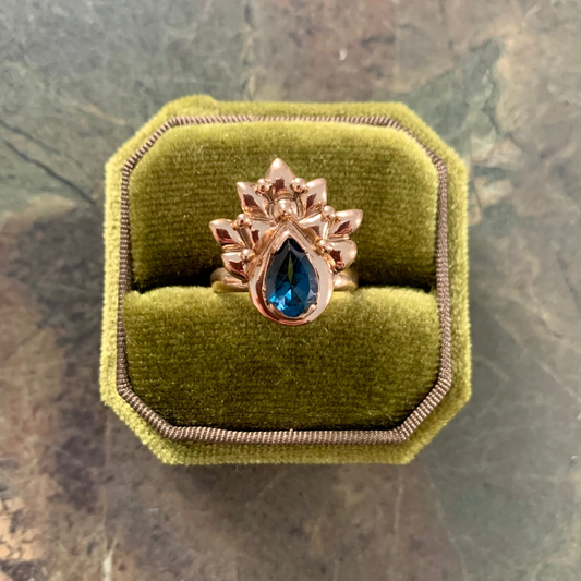 Anello "Pavone" con topazio blu London