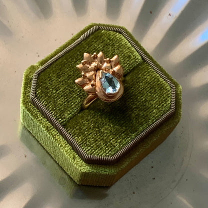 Anello "Pavone" con topazio sky