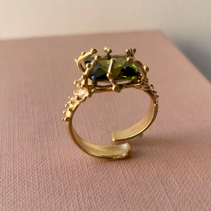Anello regolabile "Ninetta" con pietra verde peridoto