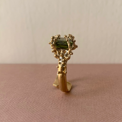 Anello regolabile "Ninetta" con pietra verde peridoto
