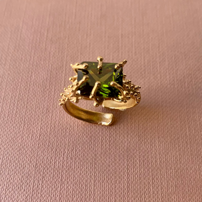 Anello regolabile "Ninetta" con pietra verde peridoto