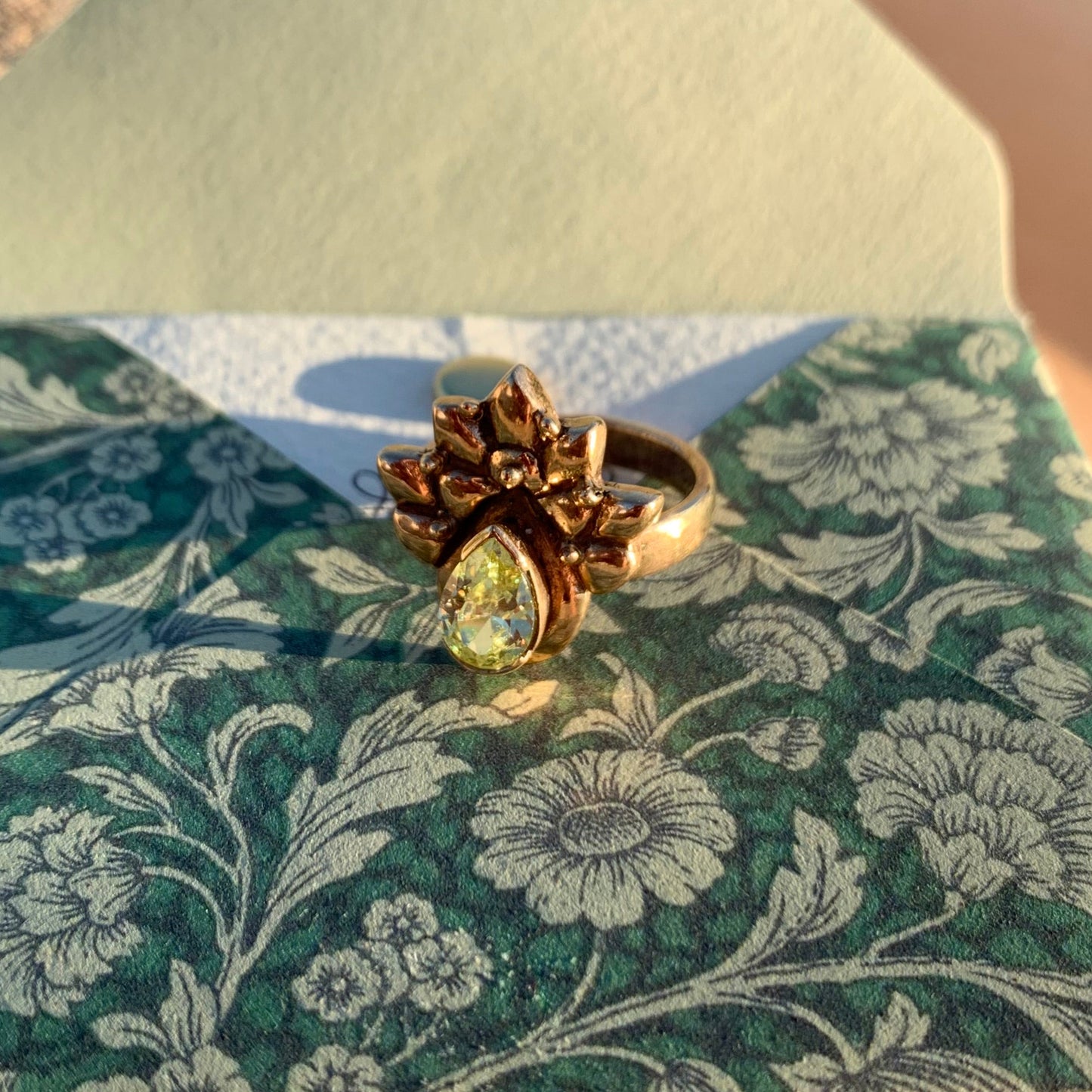 Anello "Pavone" con pietra verde peridoto