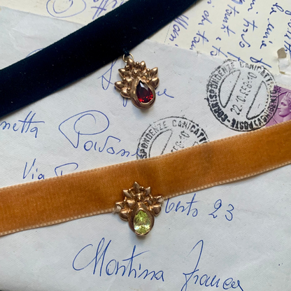 Chocker in velluto e ciondolo pavone con pietra verde peridoto
