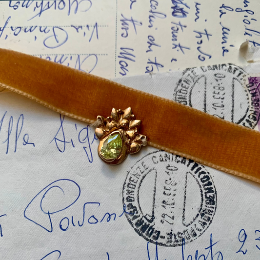Chocker in velluto e ciondolo pavone con pietra verde peridoto