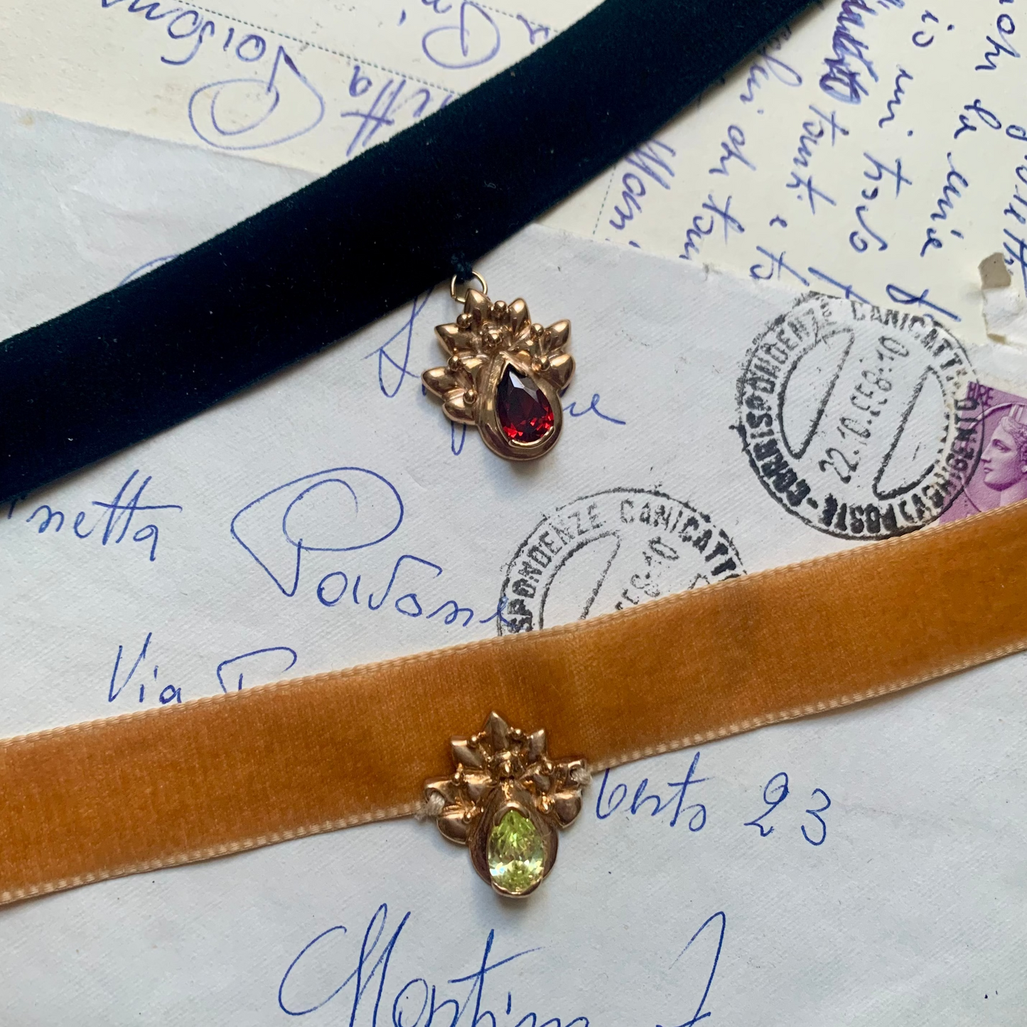 Chocker in velluto e ciondolo Pavone con pietra rosso rubino