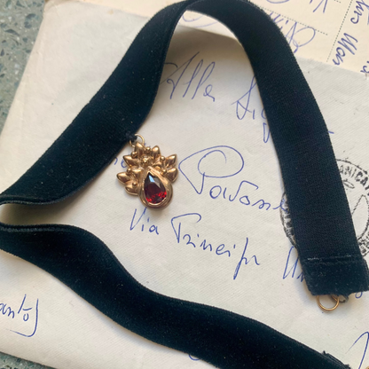 Chocker in velluto e ciondolo Pavone con pietra rosso rubino