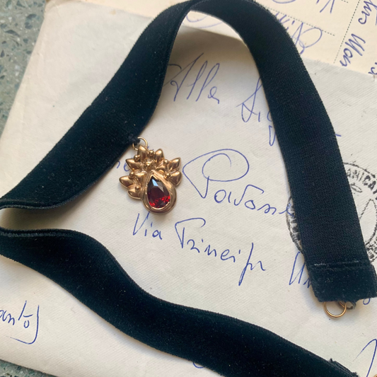 Chocker in velluto e ciondolo Pavone con pietra rosso rubino
