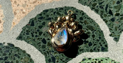 Ciondolo "Pavone" con labradorite bianca
