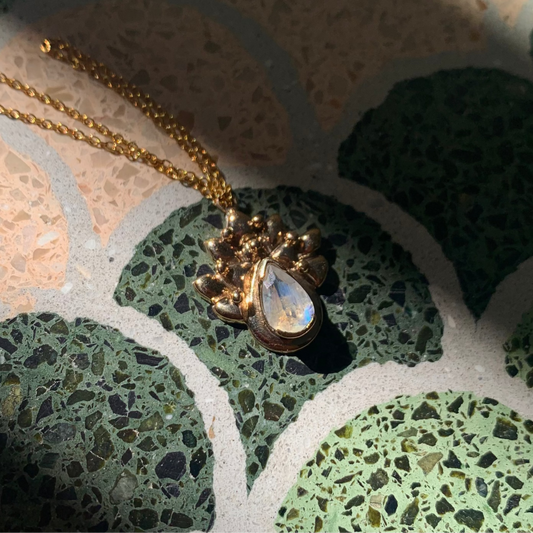 Ciondolo "Pavone" con labradorite bianca