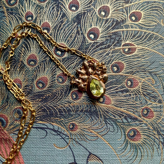 Collana con ciondolo "Pavone" con pietra verde peridoto