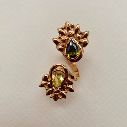 Contrarié "Pavone" ring with light green peridot and olive stones