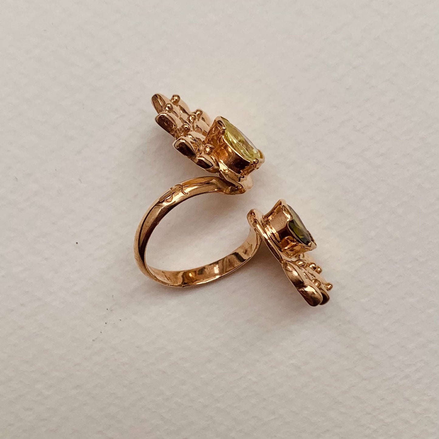 Anello contrarié "Pavone" con pietre peridoto verde chiaro e oliva