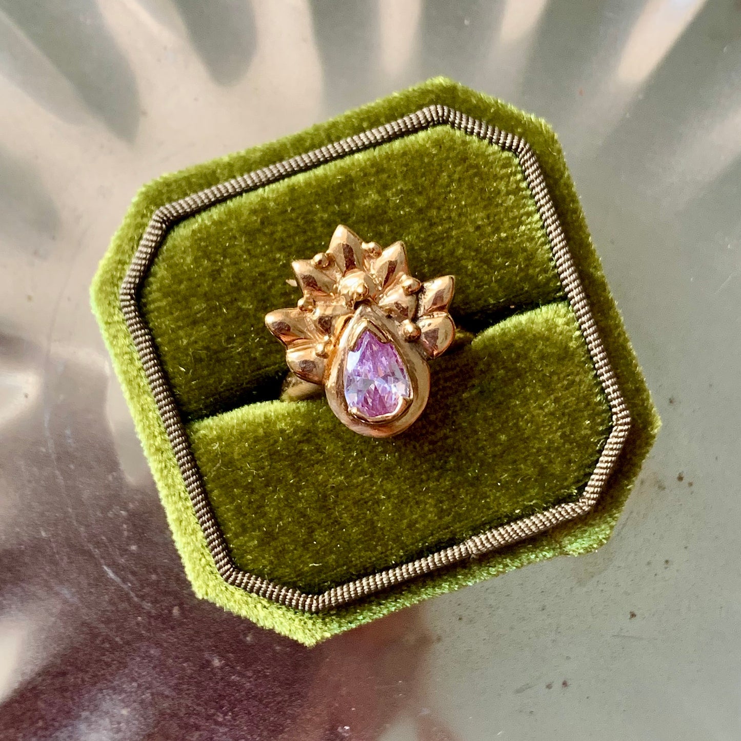 Adjustable "Pavone" ring with lilac stone