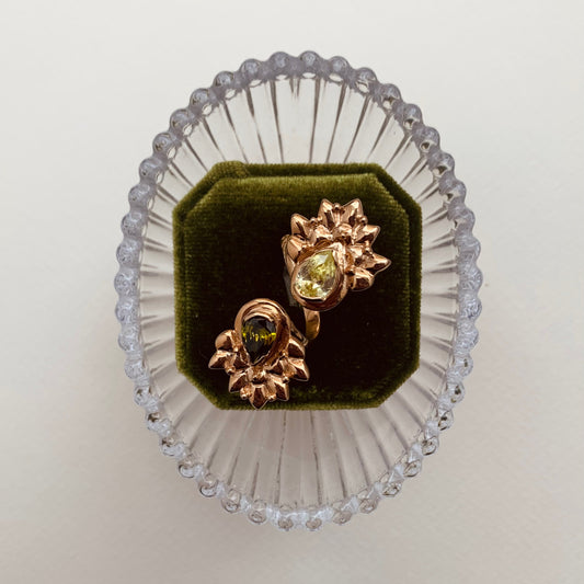 Anello contrarié "Pavone" con pietre peridoto verde chiaro e oliva