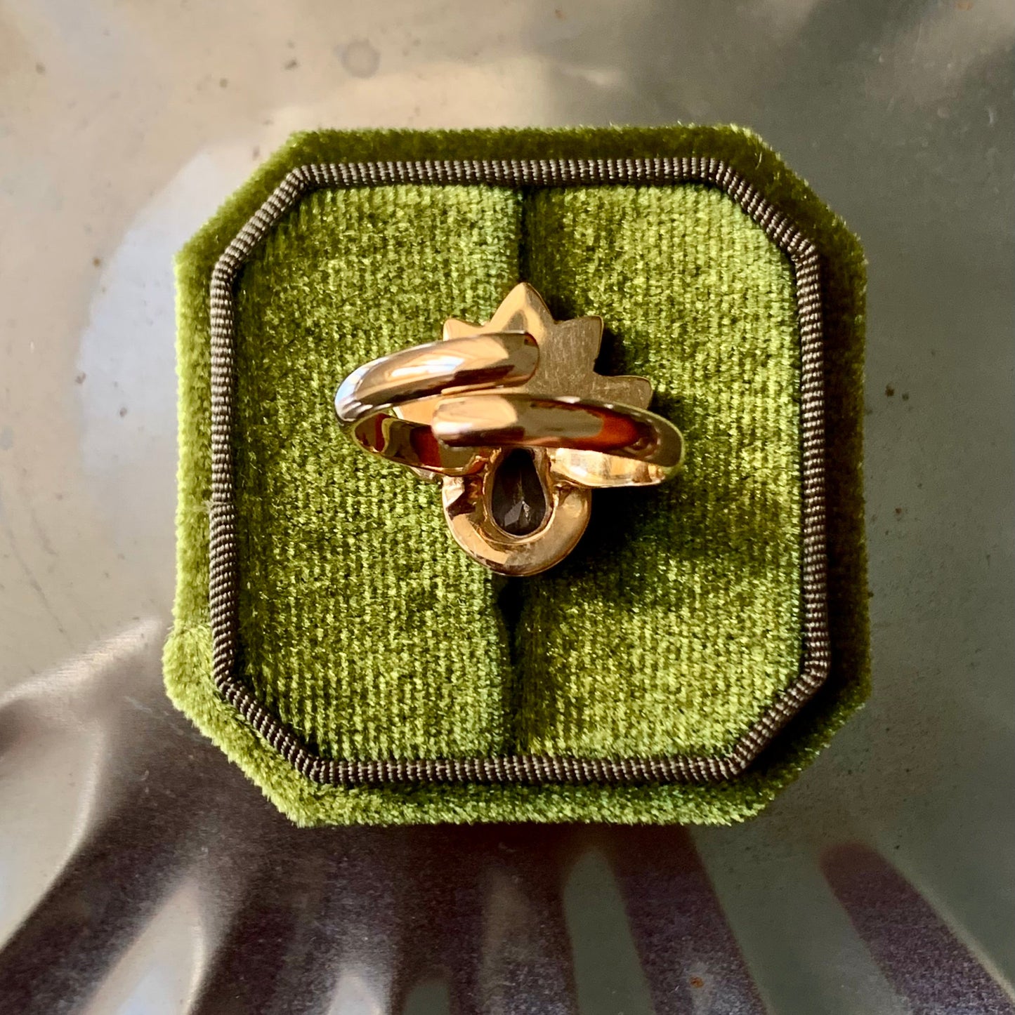 Adjustable "Pavone" ring with lilac stone