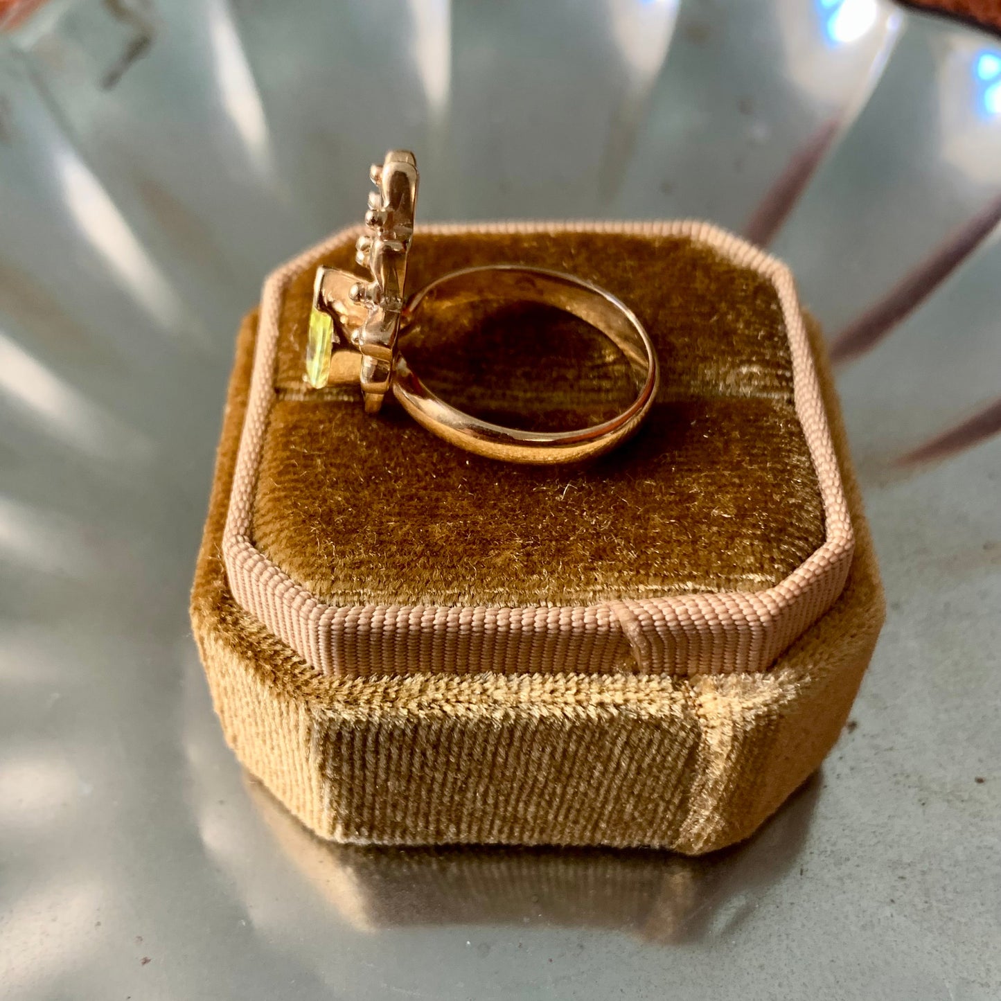 Anello "Pavone" con pietra verde peridoto