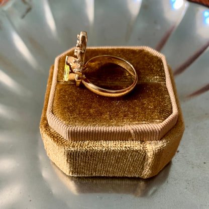 Anello "Pavone" con pietra verde peridoto