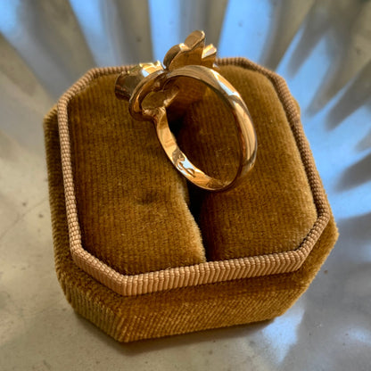 Anello "Pavone" con pietra verde peridoto