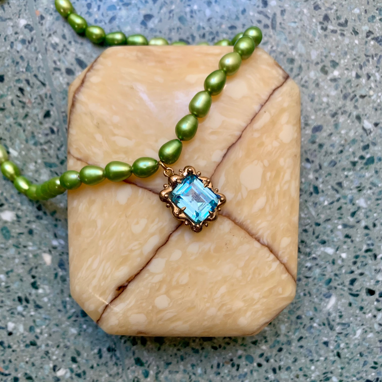 Ciondolo Ninetta con collana di perle verdi