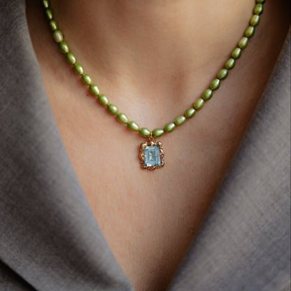 Ciondolo Ninetta con collana di perle verdi