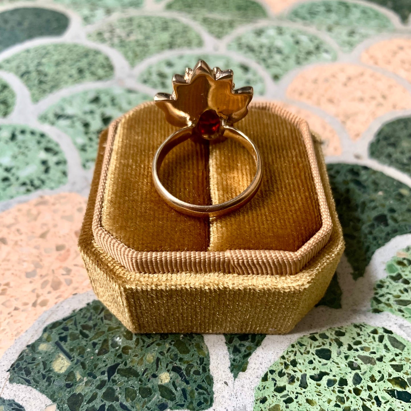 "Pavone" ring with red garnet stone