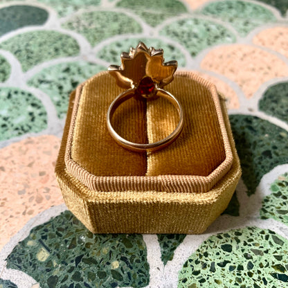 "Pavone" ring with red garnet stone