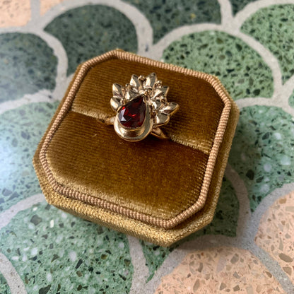 "Pavone" ring with red garnet stone