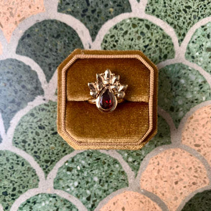 "Pavone" ring with red garnet stone