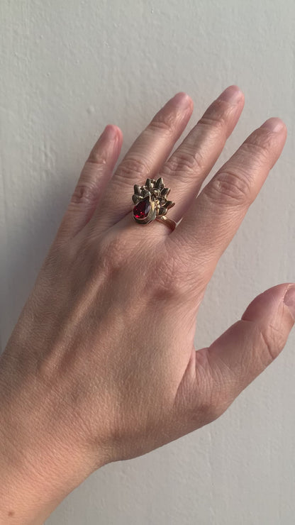 "Pavone" ring with red garnet stone