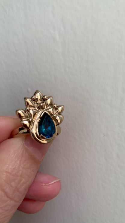 Anello "Pavone" con topazio blu London