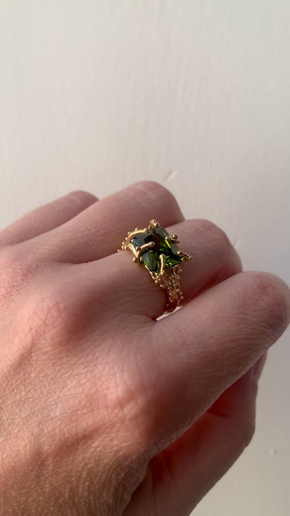 Anello regolabile "Ninetta" con pietra verde peridoto