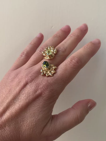 Contrarié "Pavone" ring with light green peridot and olive stones