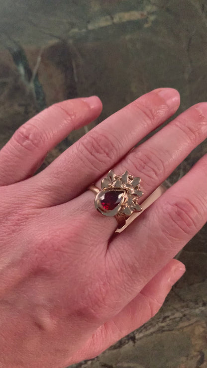 "Pavone" ring with red garnet stone