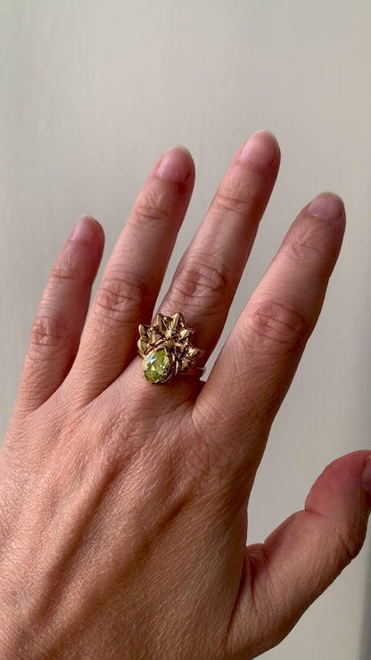 Anello "Pavone" con pietra verde peridoto